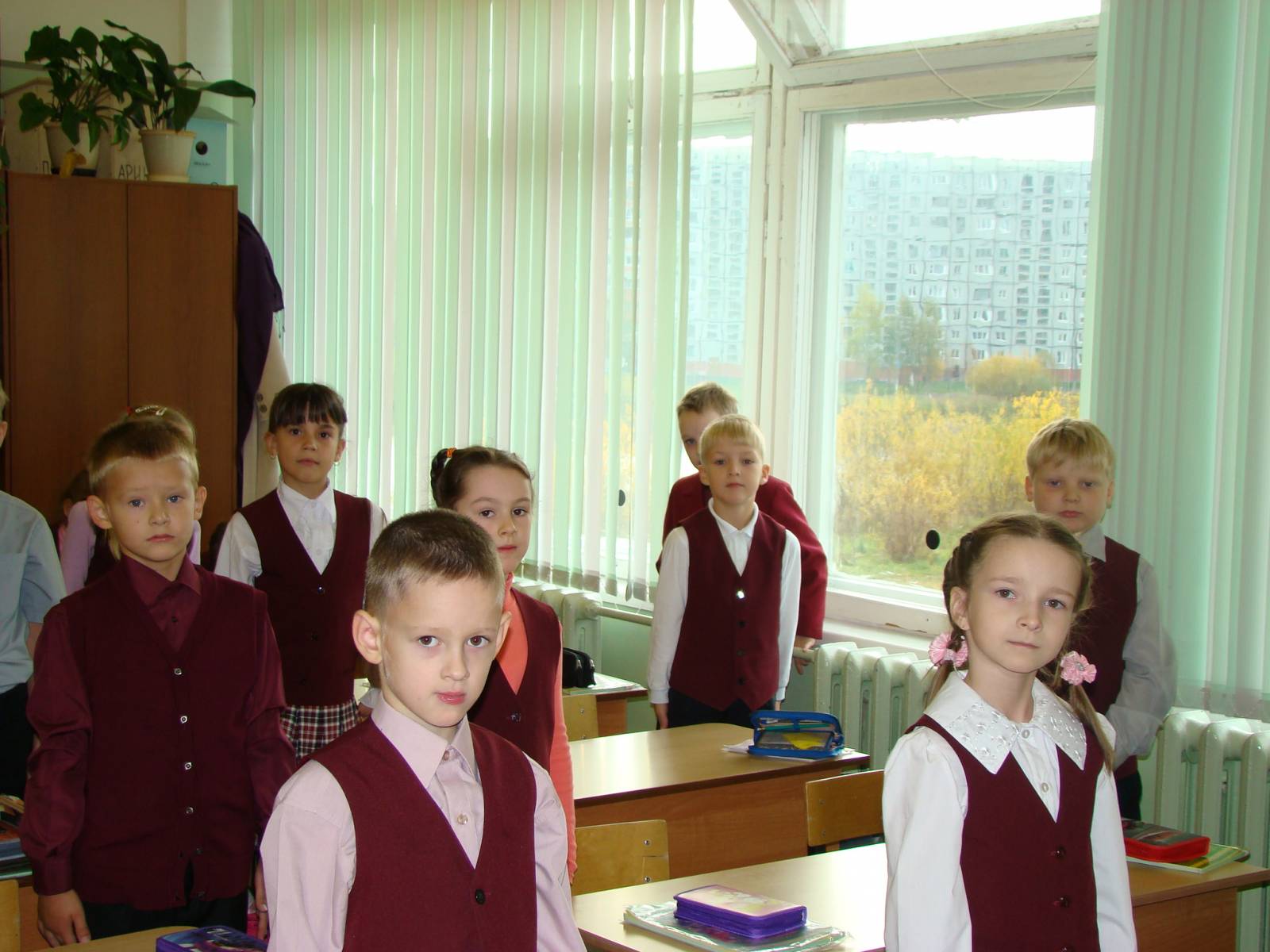 Ученики стоят в классе